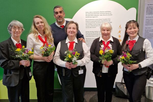 Fünf weibliche Mitarbeiterinnen von secura protect Dresden Deutsches Hygienemuseum mit Blumenstrauß anlässlich Weltfrauentag 2023