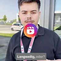 Junger Mann im schwarzen Poloshirt mit secura protect-Lanyard spricht in die Kamera, im Hintergrund ein Einsatzfahrzeug. Text im Bild: „Langweilig, oder?“ – Thema: Warum Vielfalt im Team, in der Familie und im Freundeskreis wichtig ist. Daniel Pond, Proku
