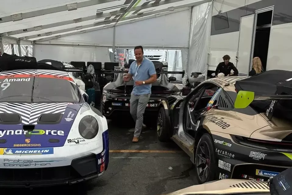 Secura protect Mitarbeiter Dr. Martin Wehrße hinter den Kulissen von Proton Competition mit Porsche 911 Cup Fahrzeugen in der Team-Box