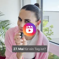 Frau mit strengem Dutt und rosa Strickjacke spricht in ein Mikrofon, Blick in die Kamera. Im Vordergrund steht der Text: „27. Mai für ein Tag ist?“ – Bezug zum Deutschen Diversity Tag 2025 bei secura protect. Thema: gelebte Vielfalt und sieben Vielfaltsdi
