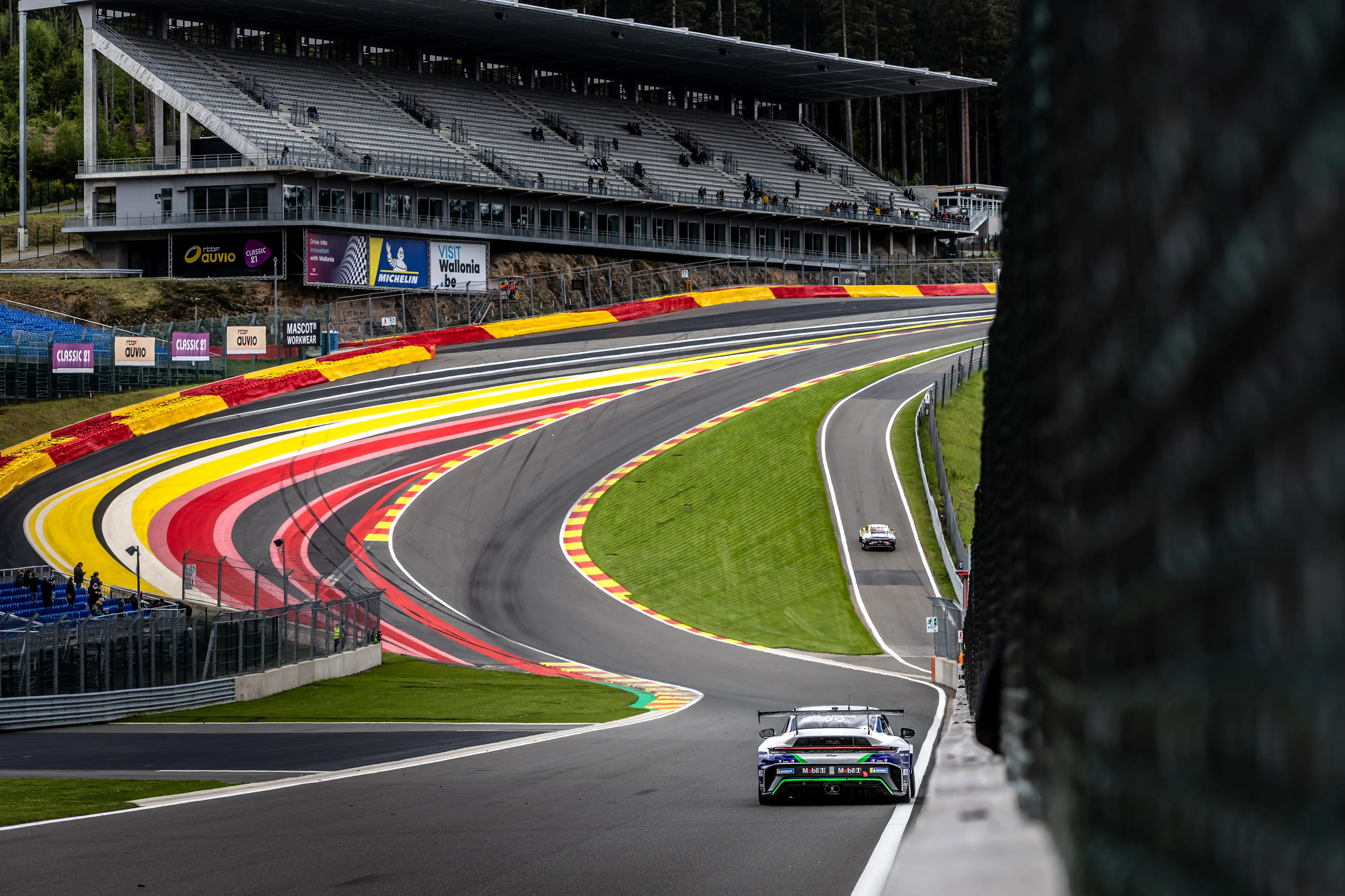 Porsche 911 Cup auf der Rennstrecke von Spa-Francorchamps während der Motorsportsaison 2026
